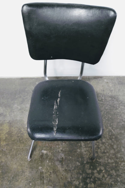 Chaise retro noir en cuir