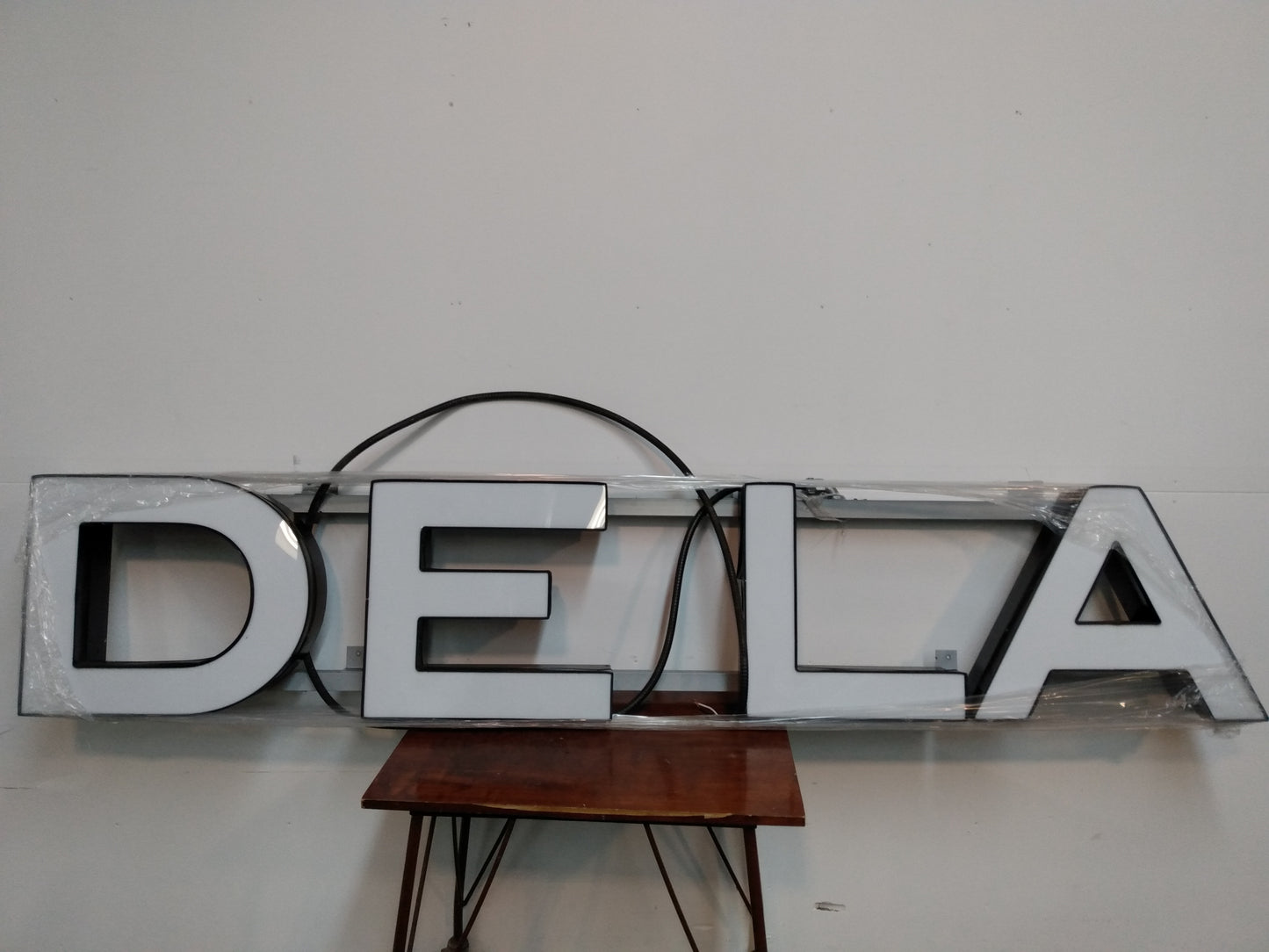 Lettres géantes blanches