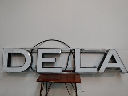 Lettres géantes blanches