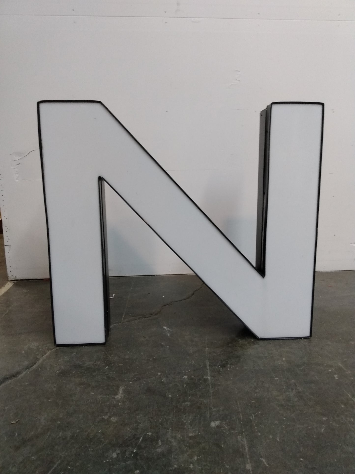 Lettres géantes blanches