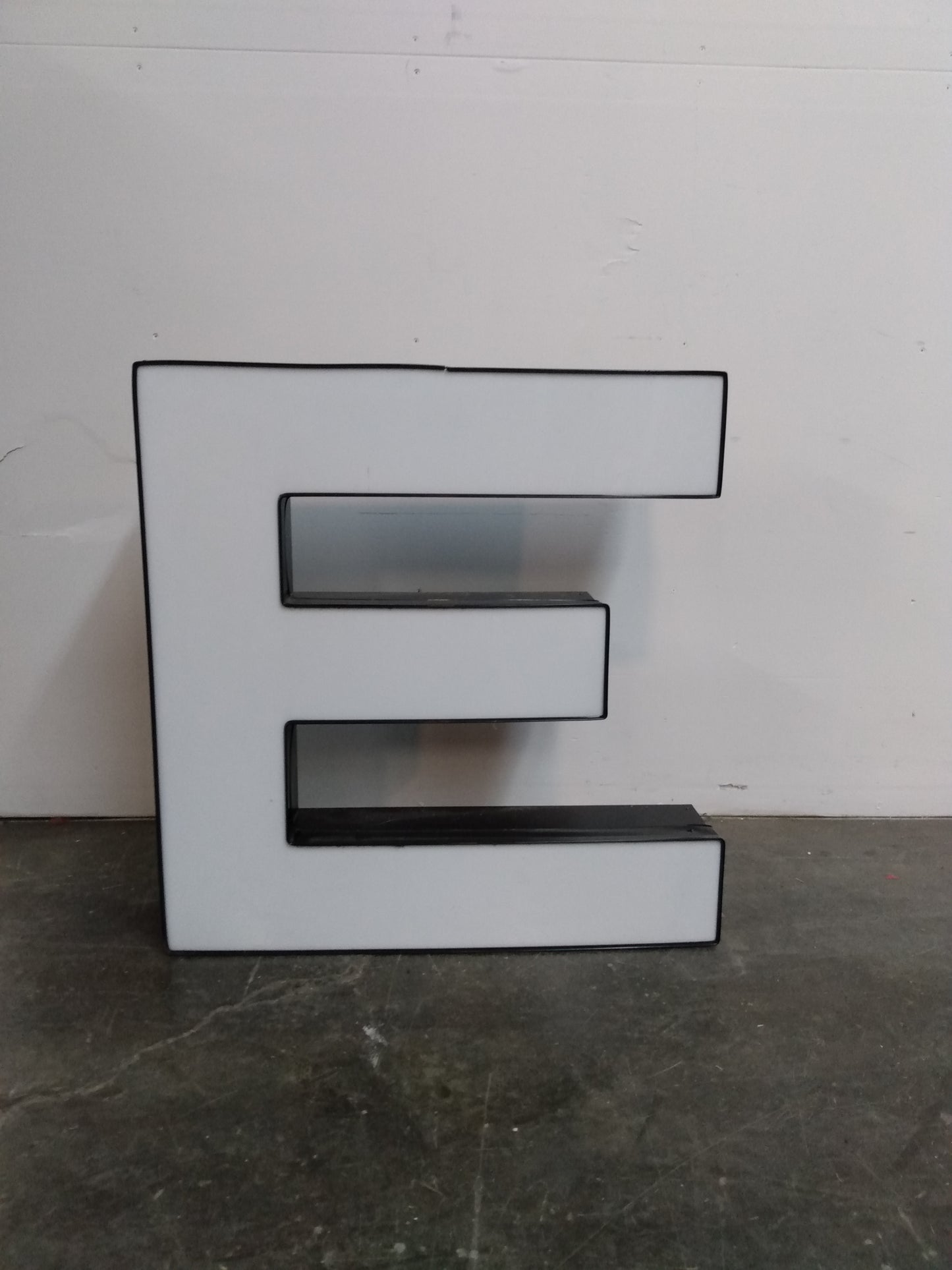 Lettres géantes blanches