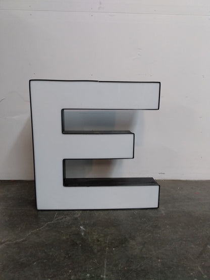 Lettres géantes blanches