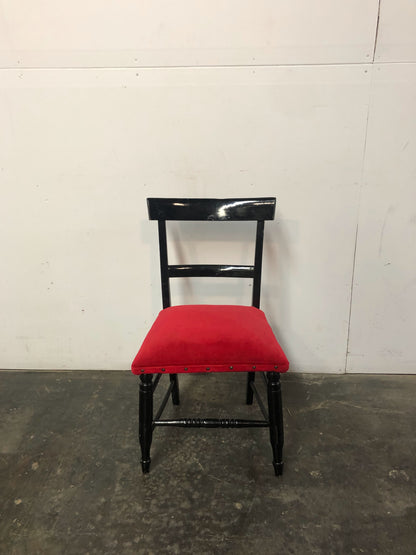 Chaise en bois peint avec assise rouge