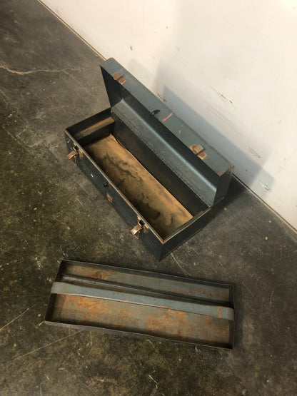 Boîte à outils en métal bleu argenté