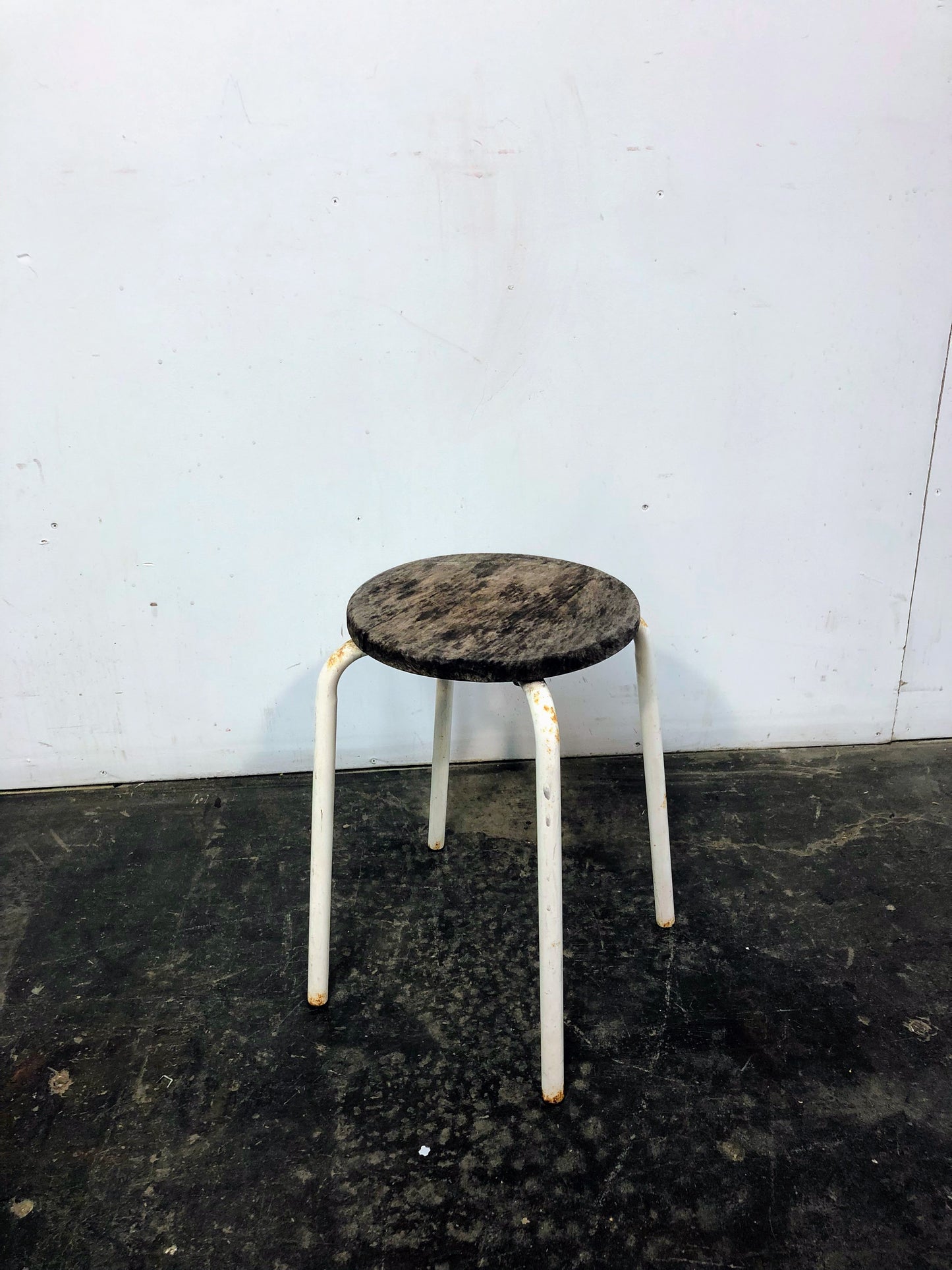 Petit tabouret en bois et en métal