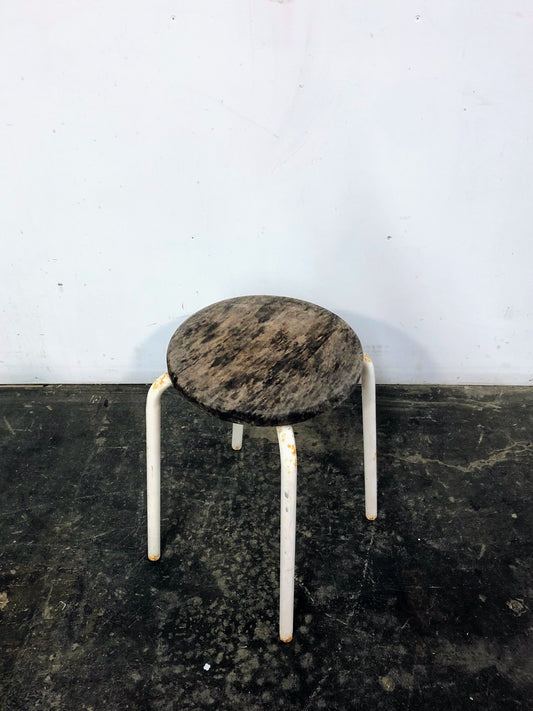 Petit tabouret en bois et en métal