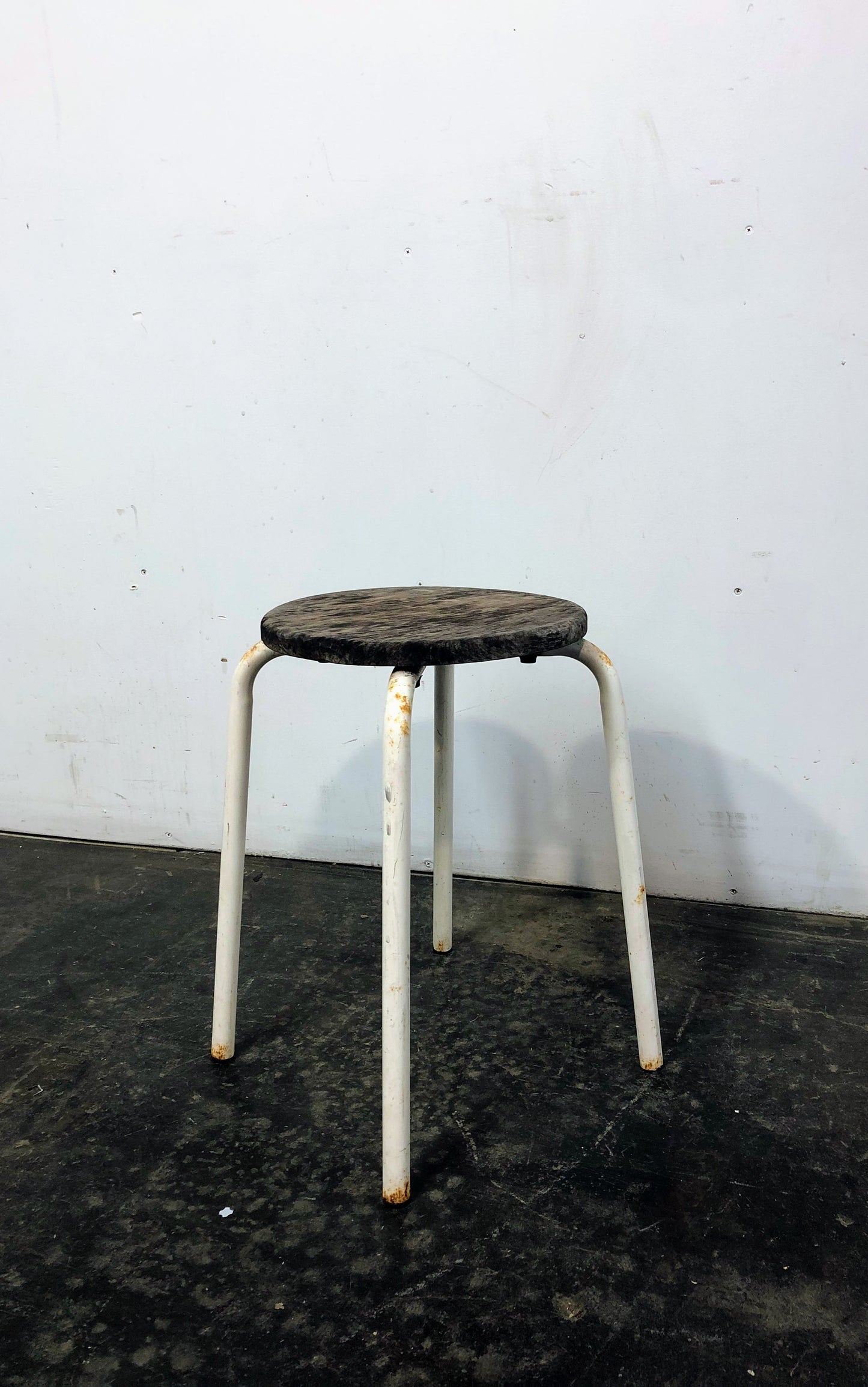 Petit tabouret en bois et en métal