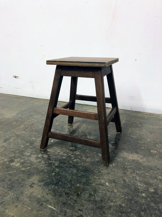 Petit banc carré en bois