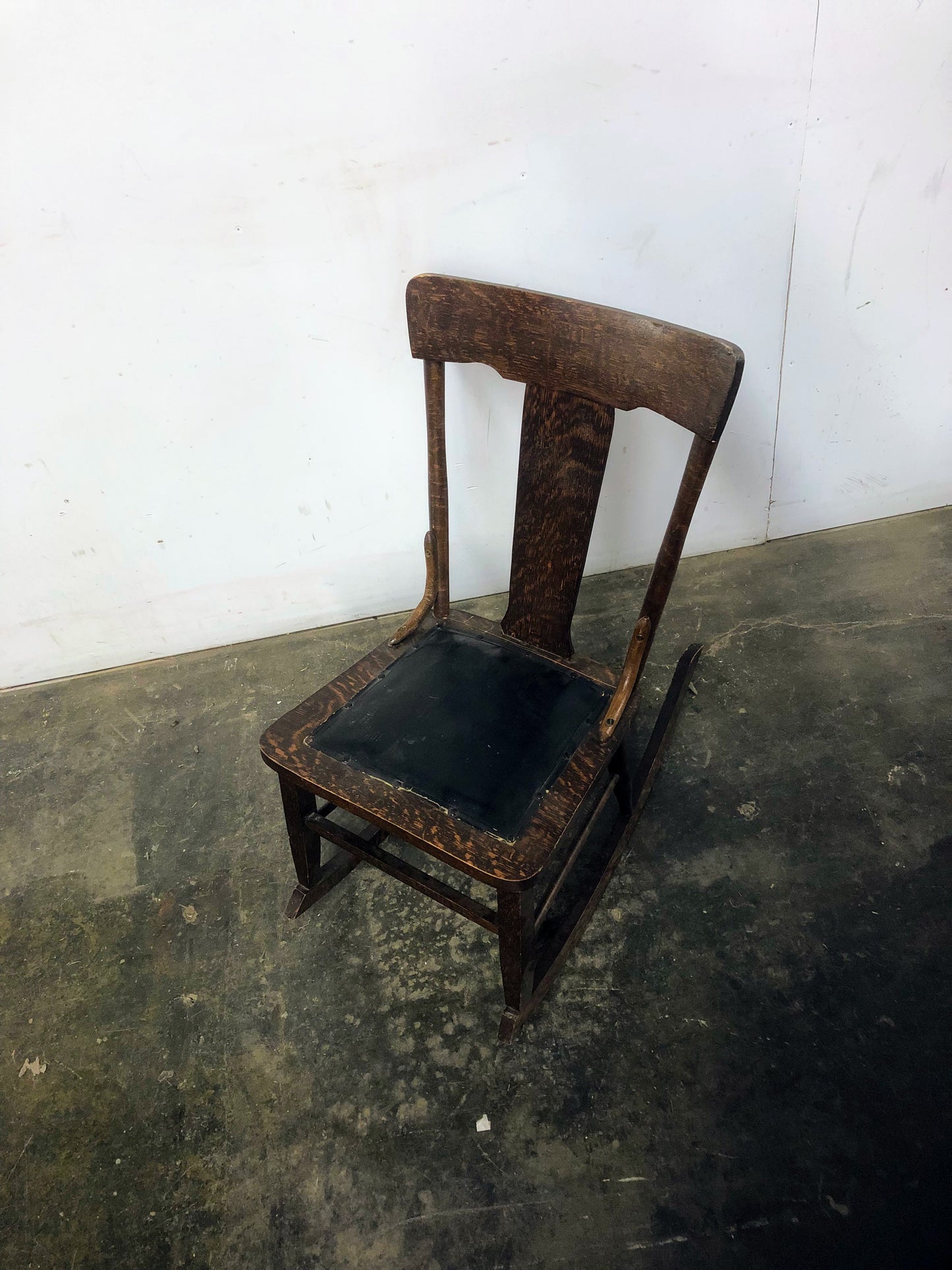 Chaise berçante antique en bois