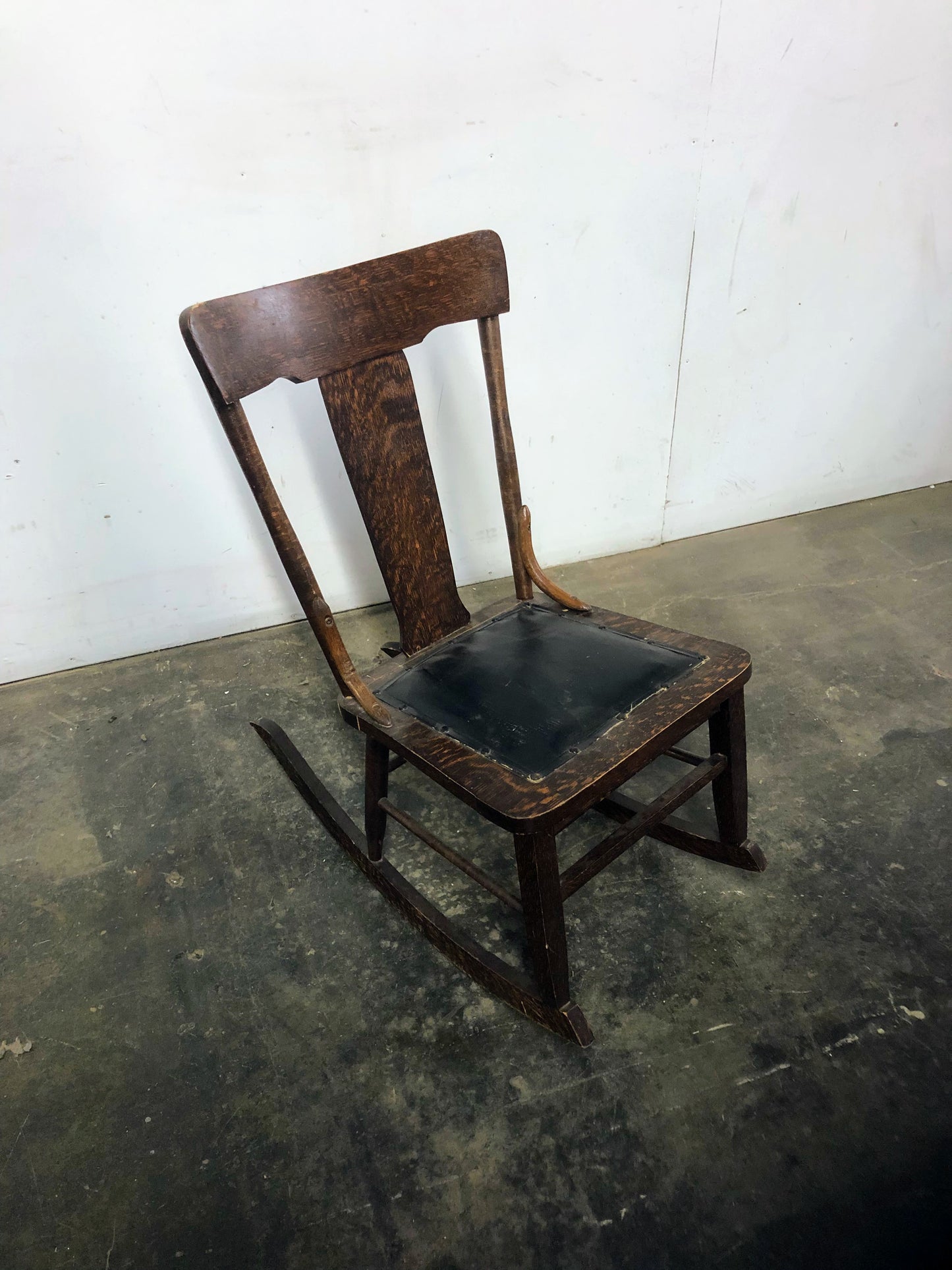 Chaise berçante antique en bois