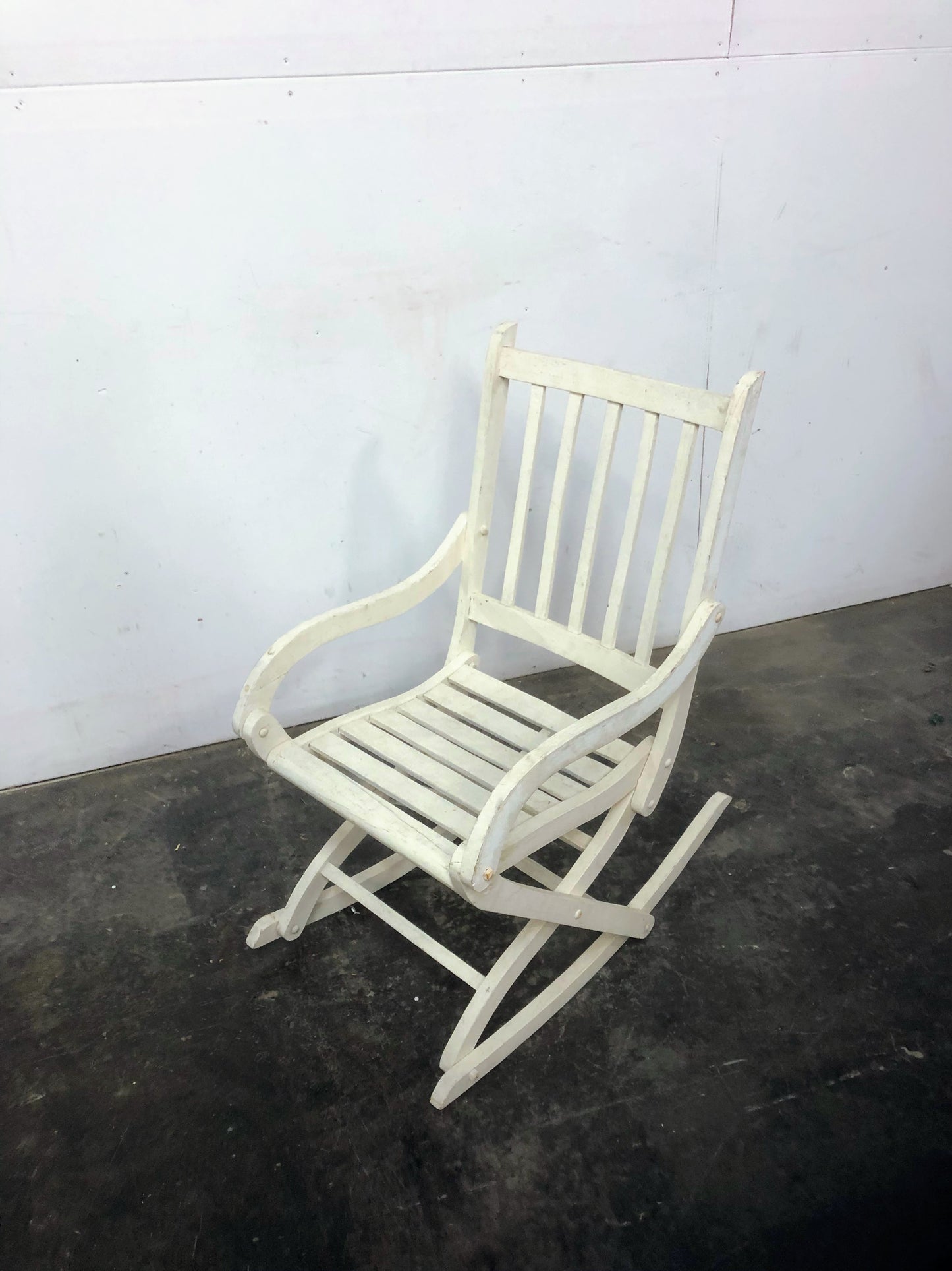 Petite chaise berçante blanche