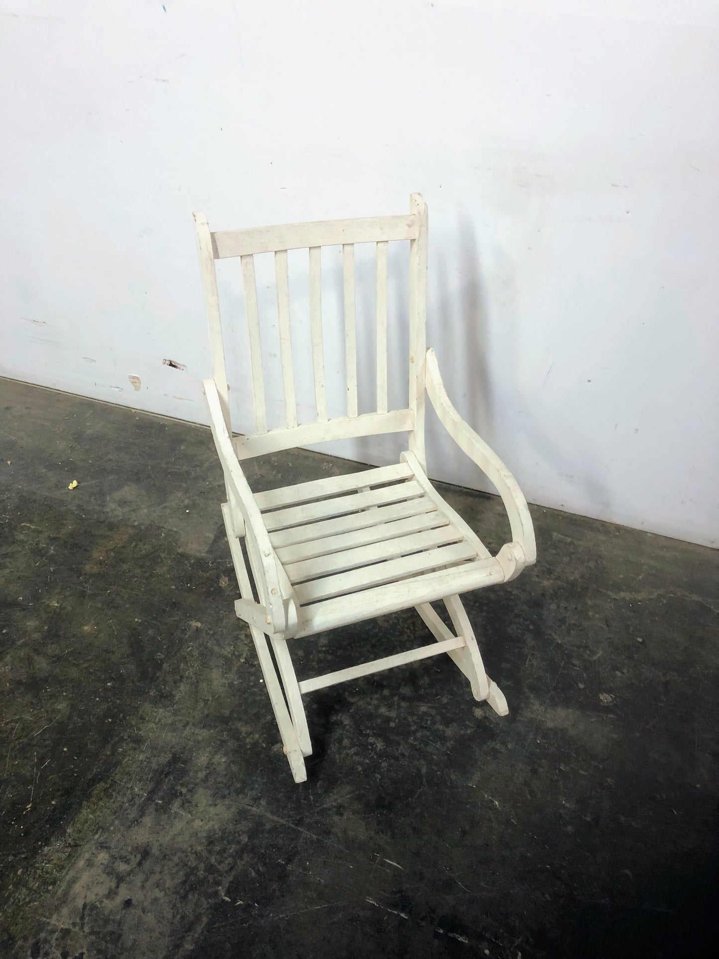 Petite chaise berçante blanche