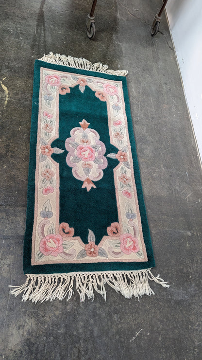 Tapis floral vert et rose à franches blanches