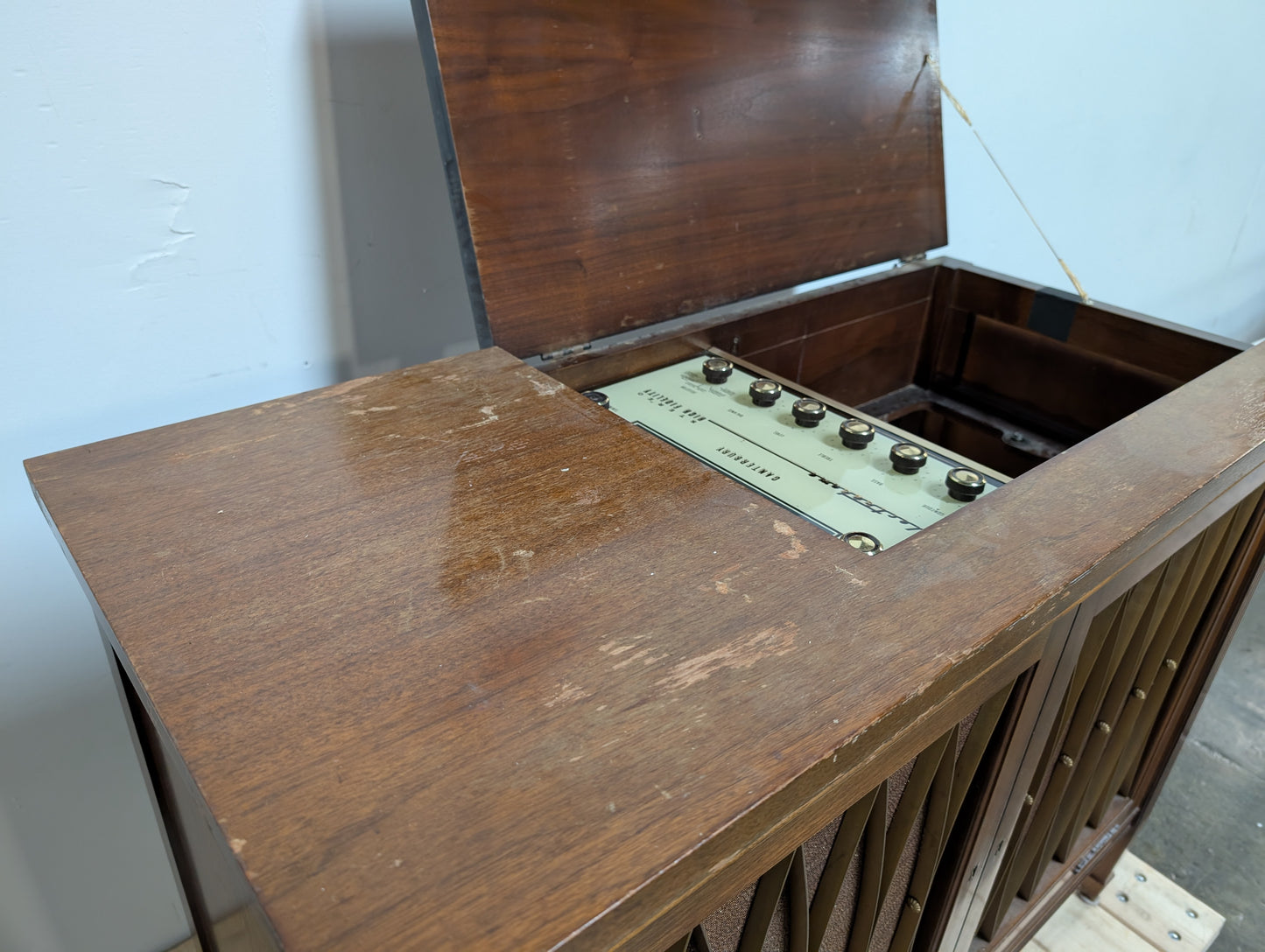 Meuble tourne-disque