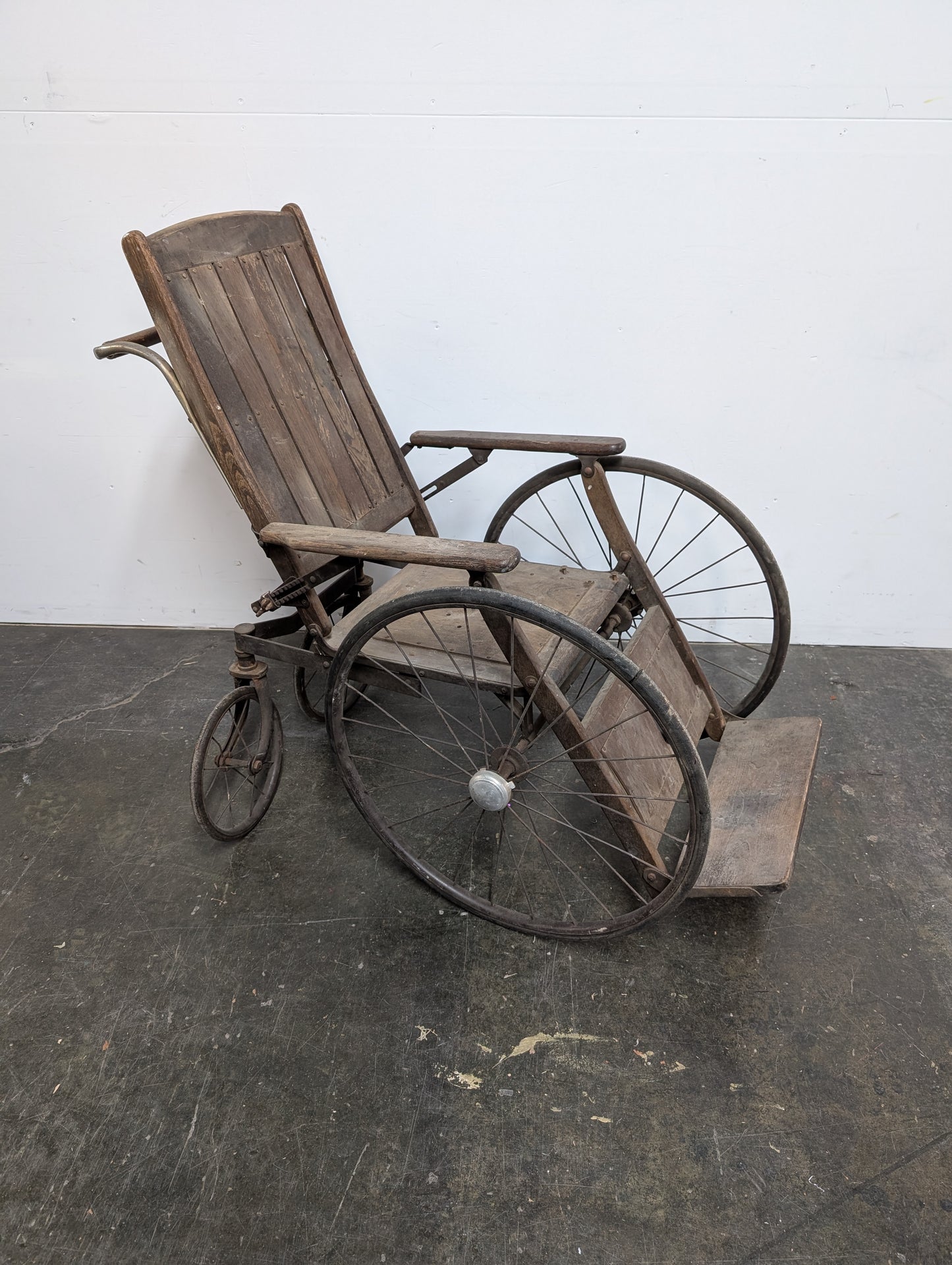 Chaise roulante antique