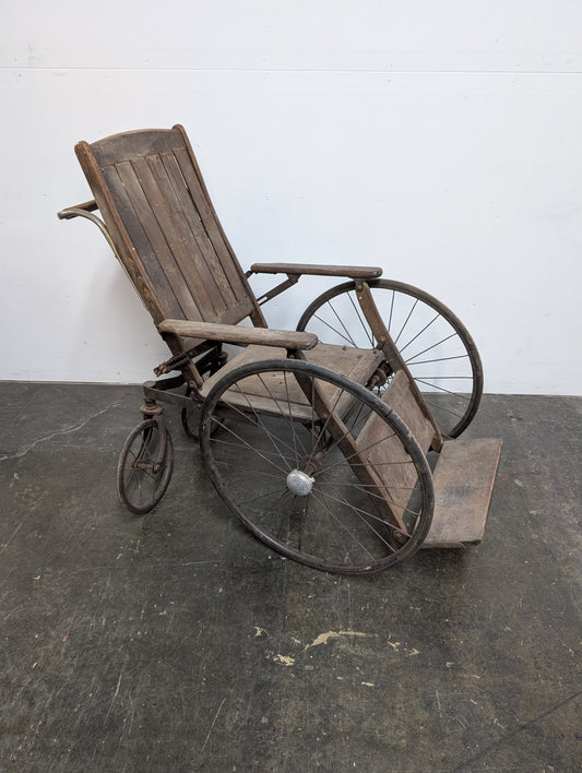 Chaise roulante antique