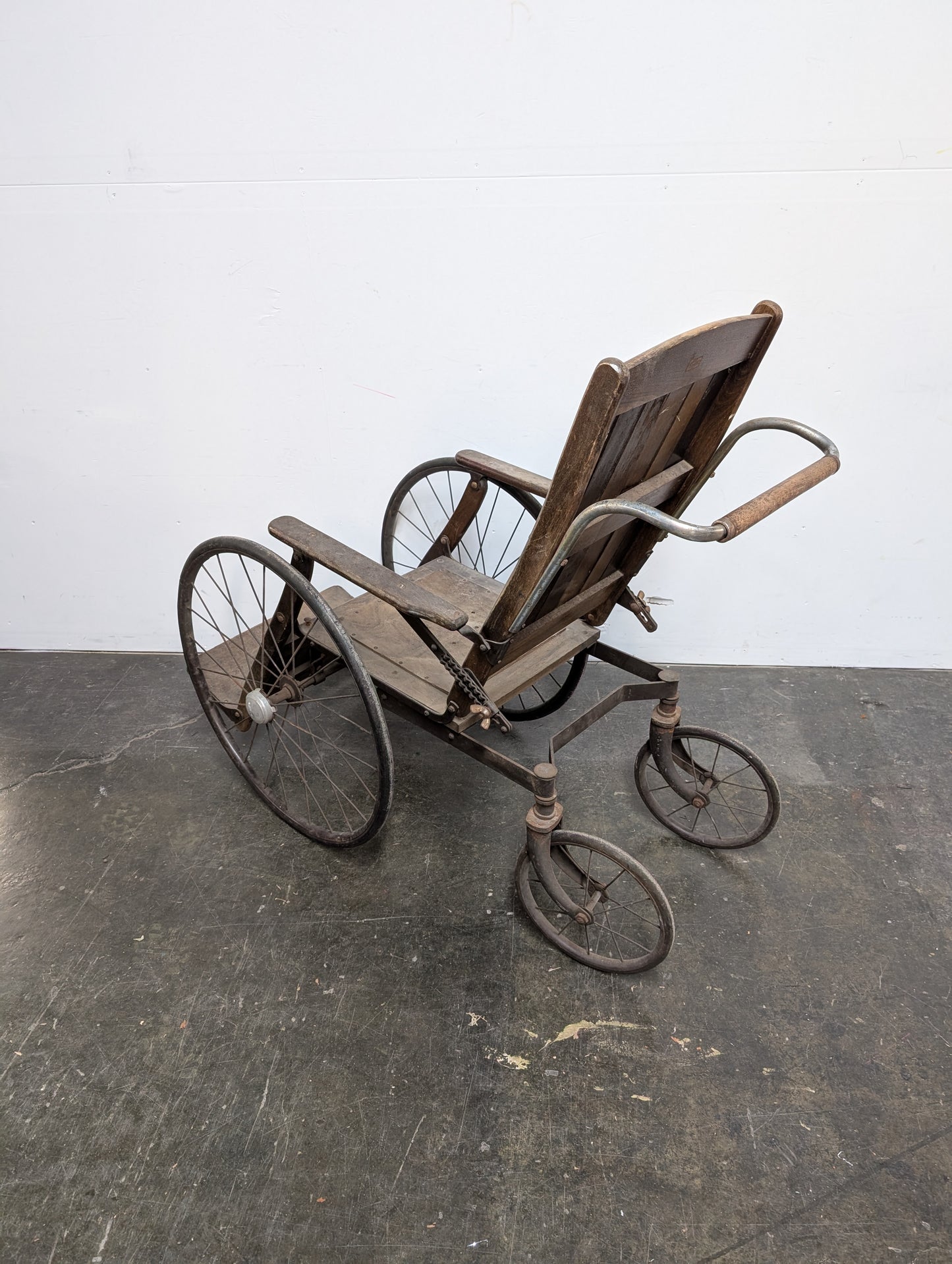 Chaise roulante antique