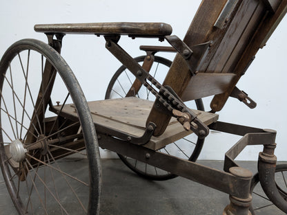 Chaise roulante antique