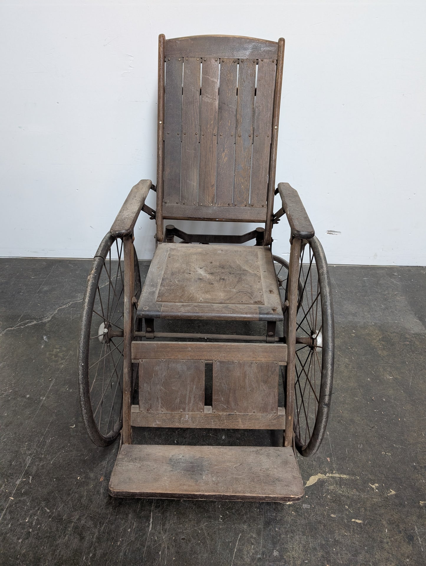 Chaise roulante antique