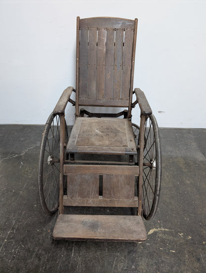 Chaise roulante antique