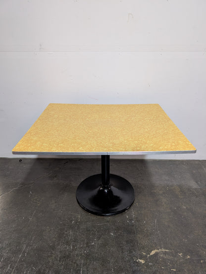 Table rétro pied tulipe