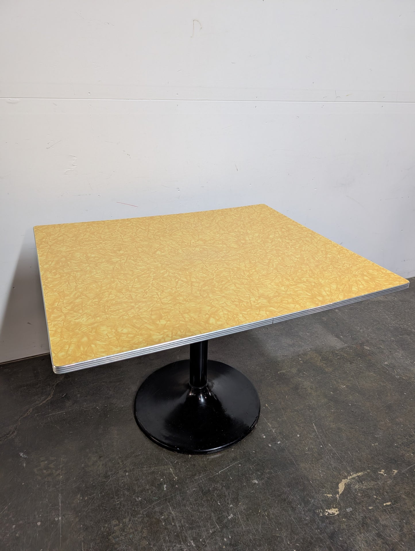 Table rétro pied tulipe