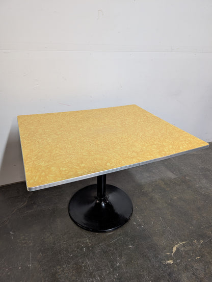 Table rétro pied tulipe