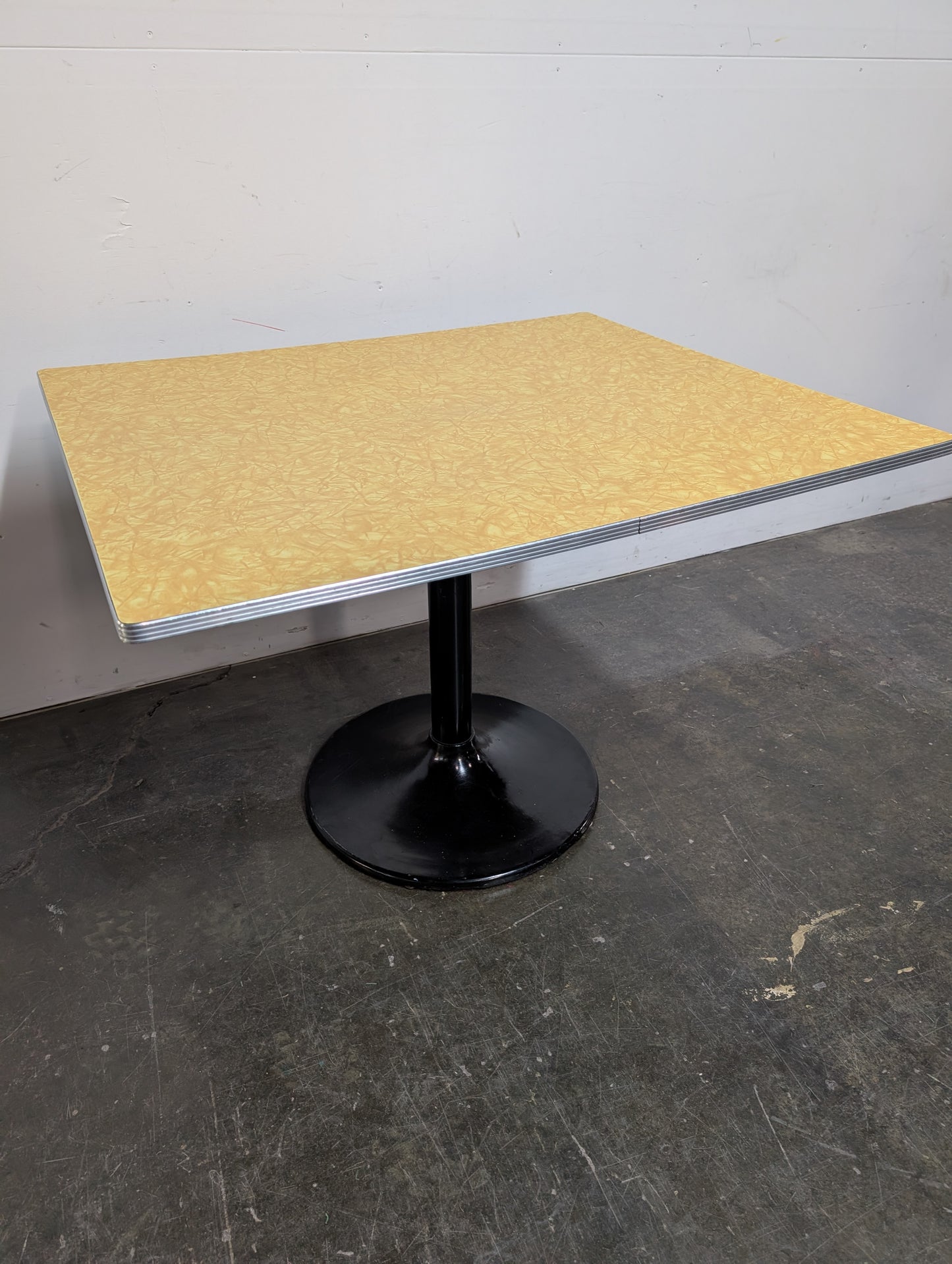 Table rétro pied tulipe