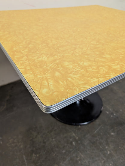 Table rétro pied tulipe