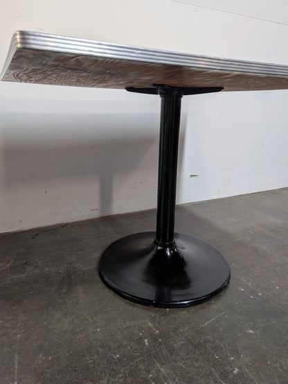 Table rétro pied tulipe