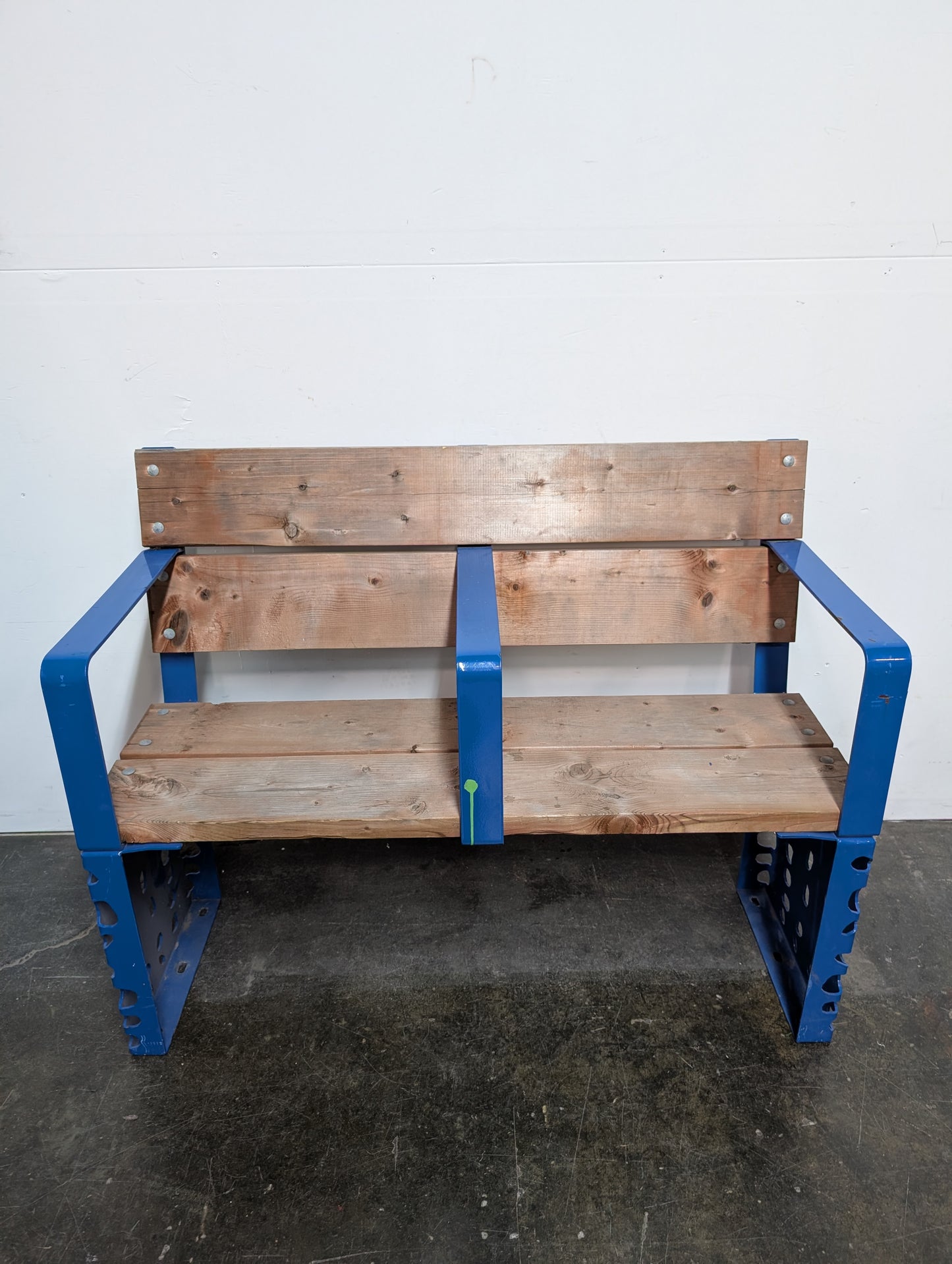 Banc de parc urbain à dossier