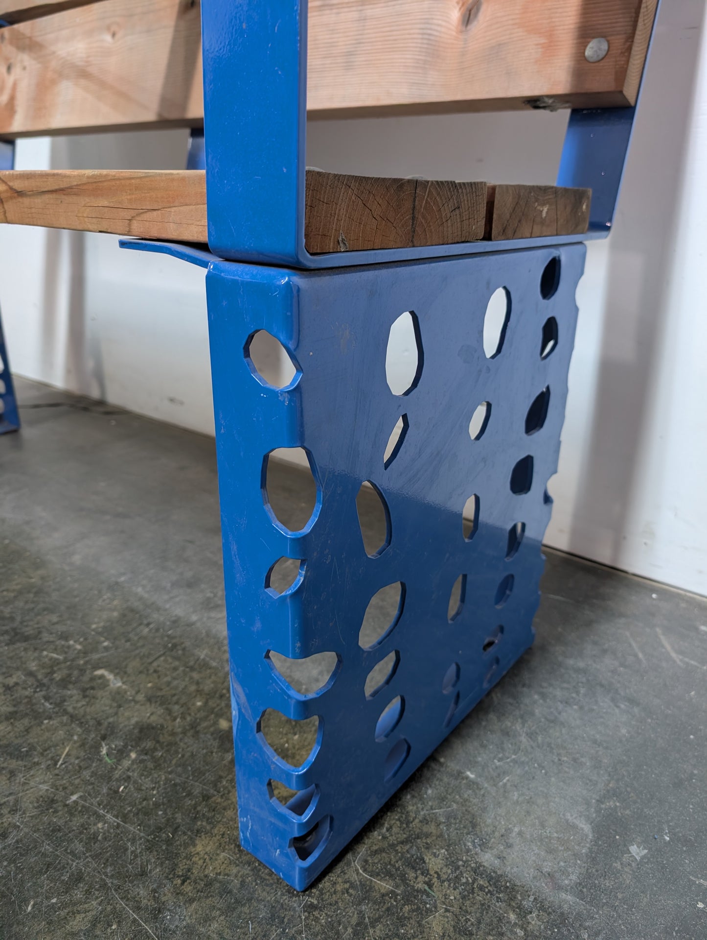 Banc de parc urbain à dossier