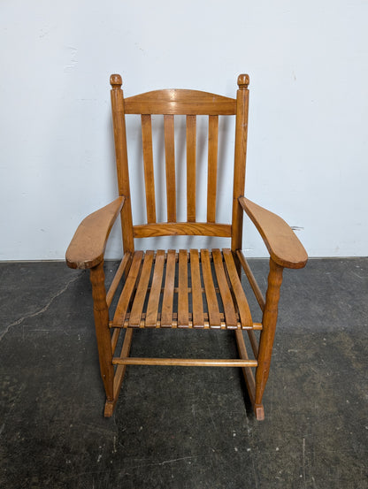 Chaise berçante en bois