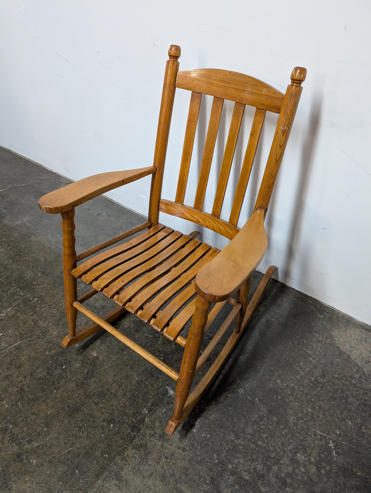 Chaise berçante en bois