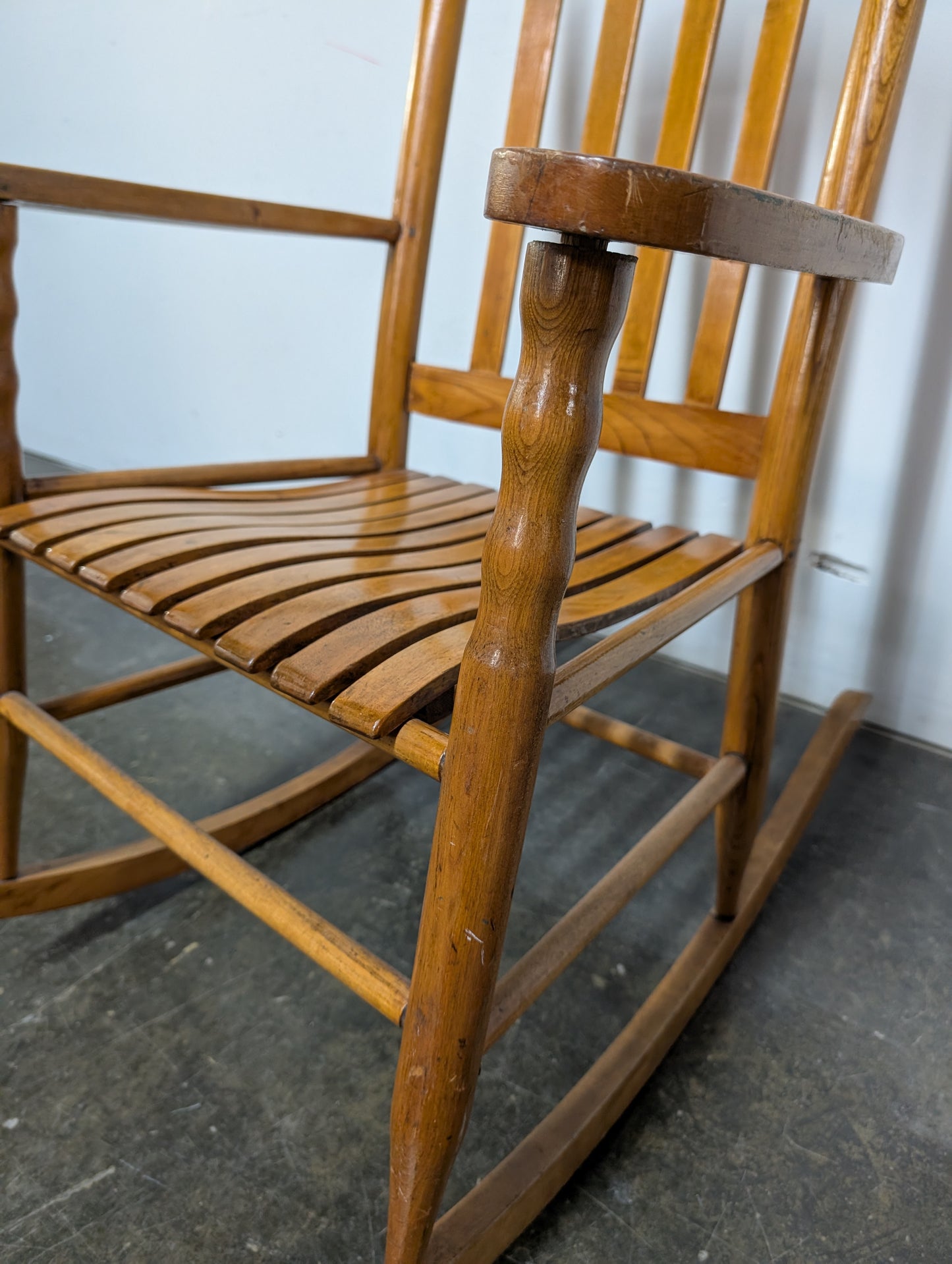 Chaise berçante en bois