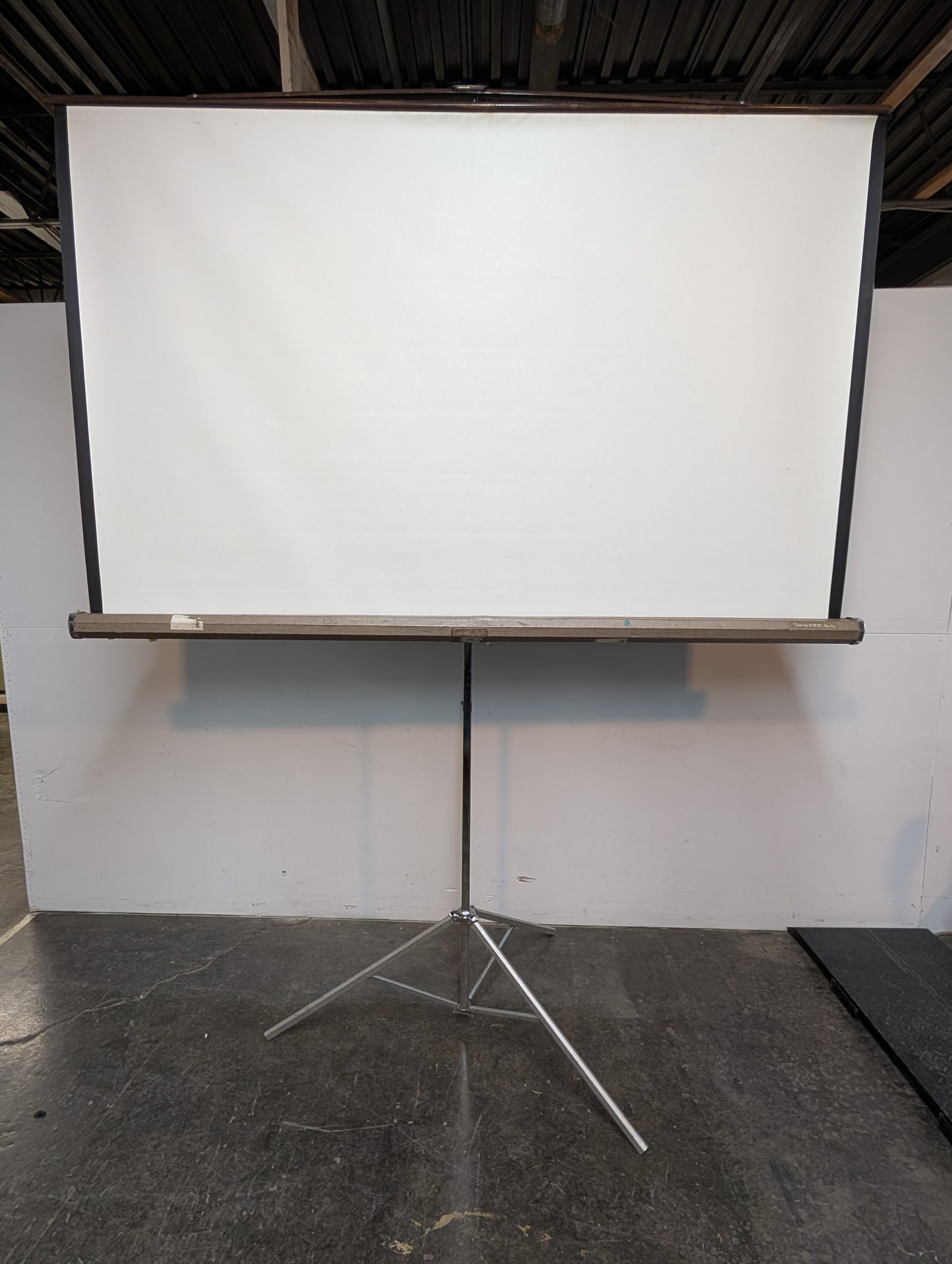 Écran de projection sur pied