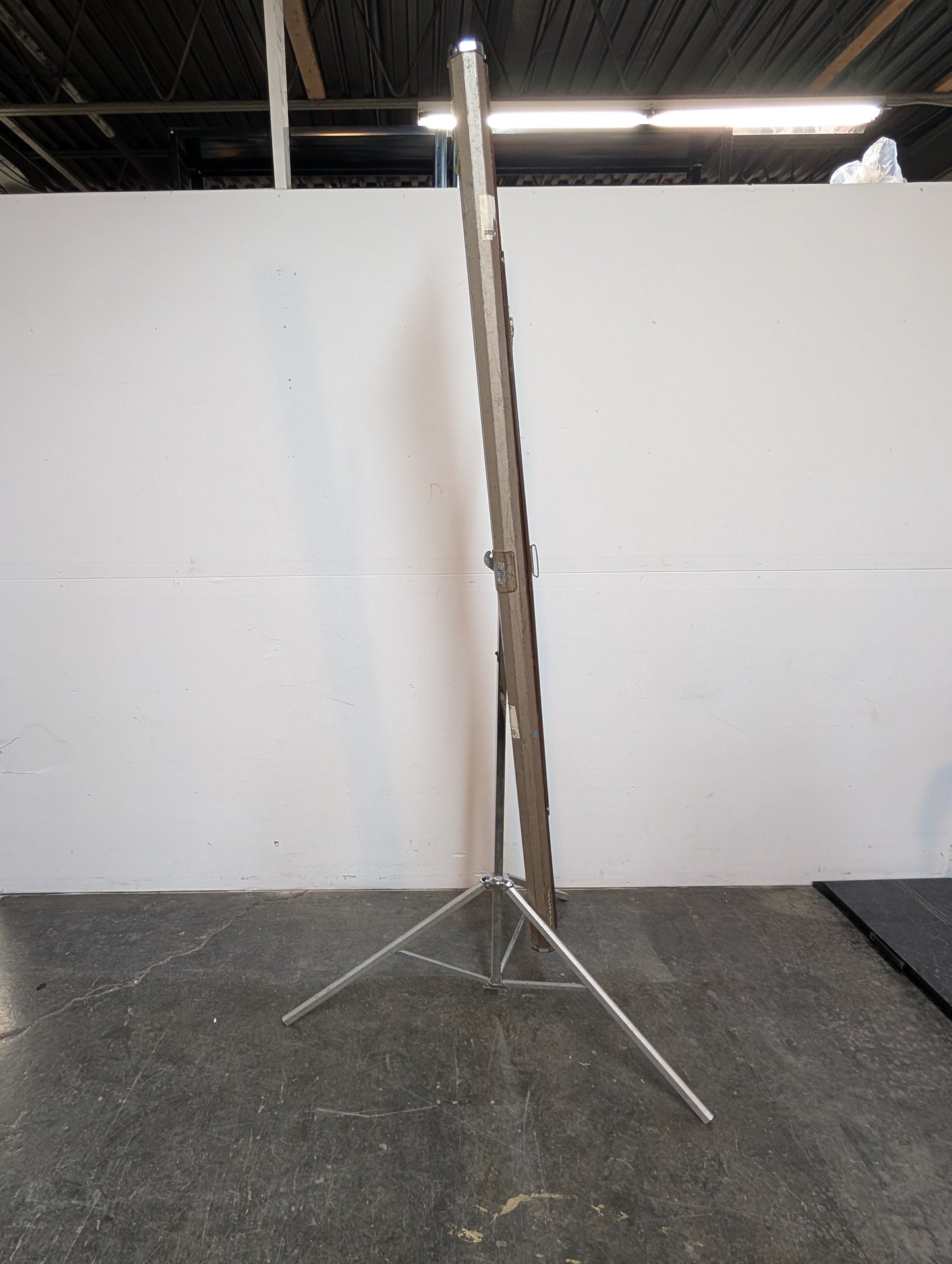 Écran de projection sur pied