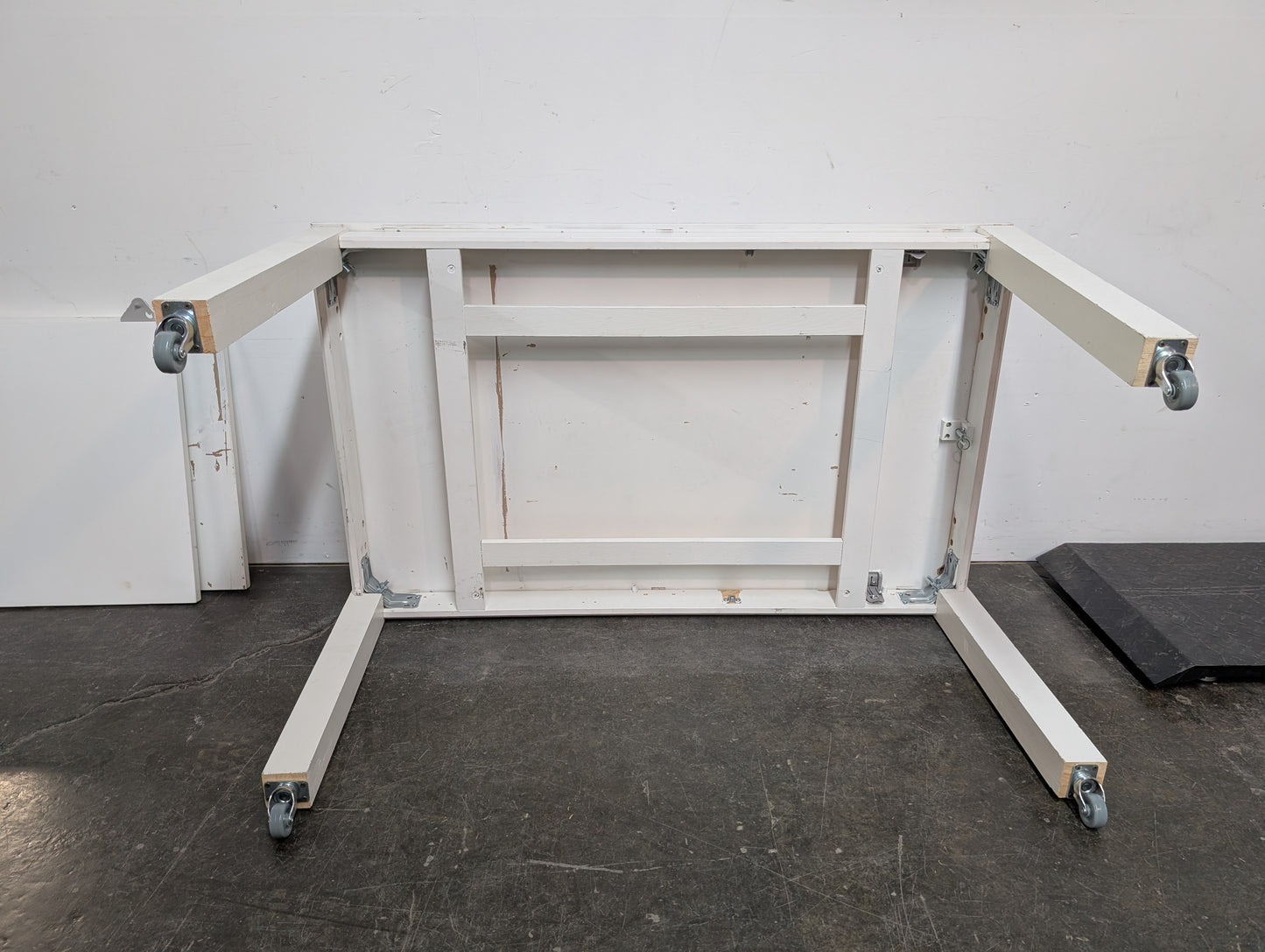 Table blanche sur roues