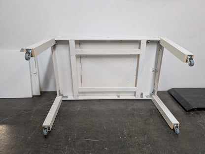 Table blanche sur roues