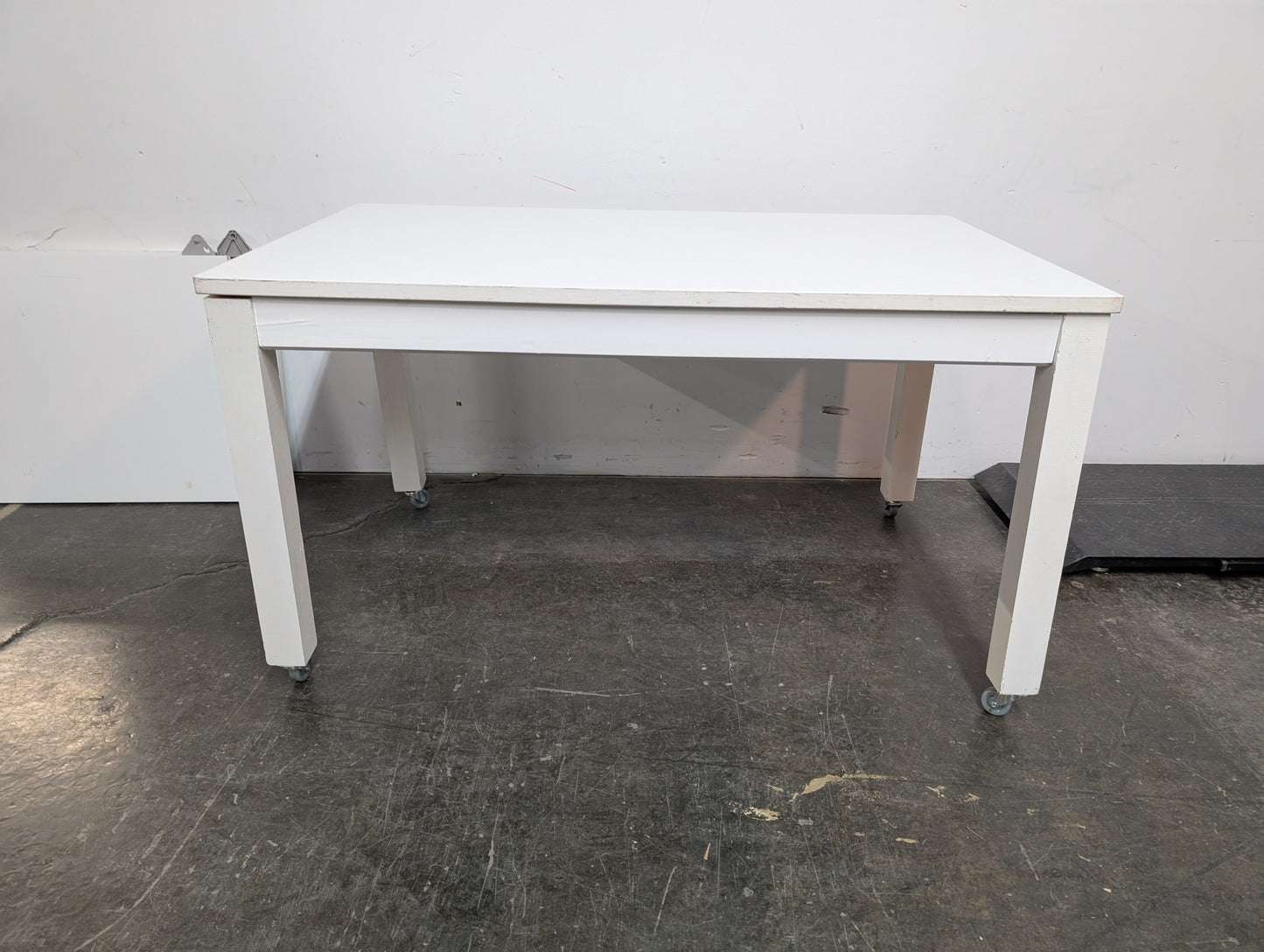 Table blanche sur roues
