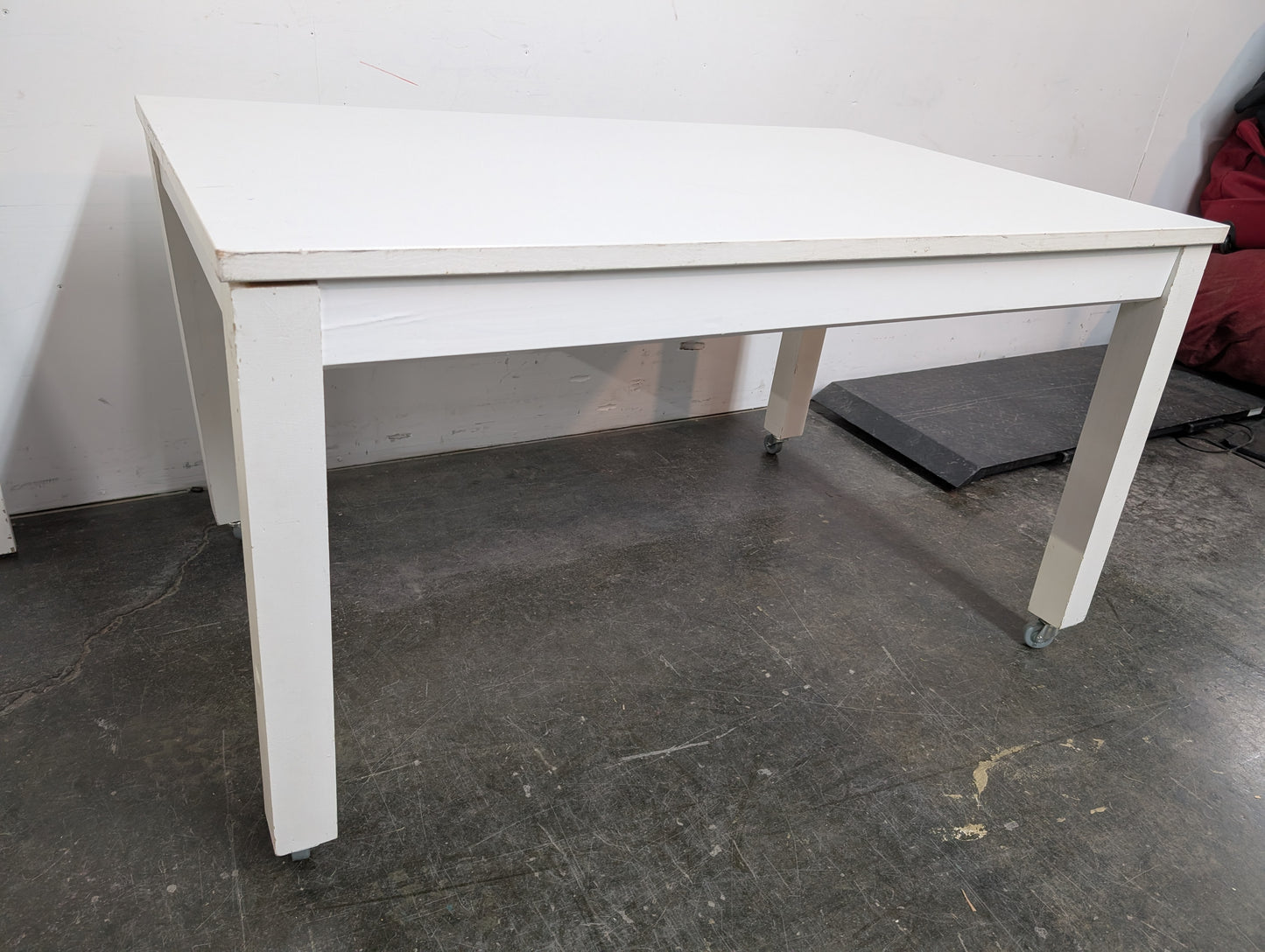 Table blanche sur roues
