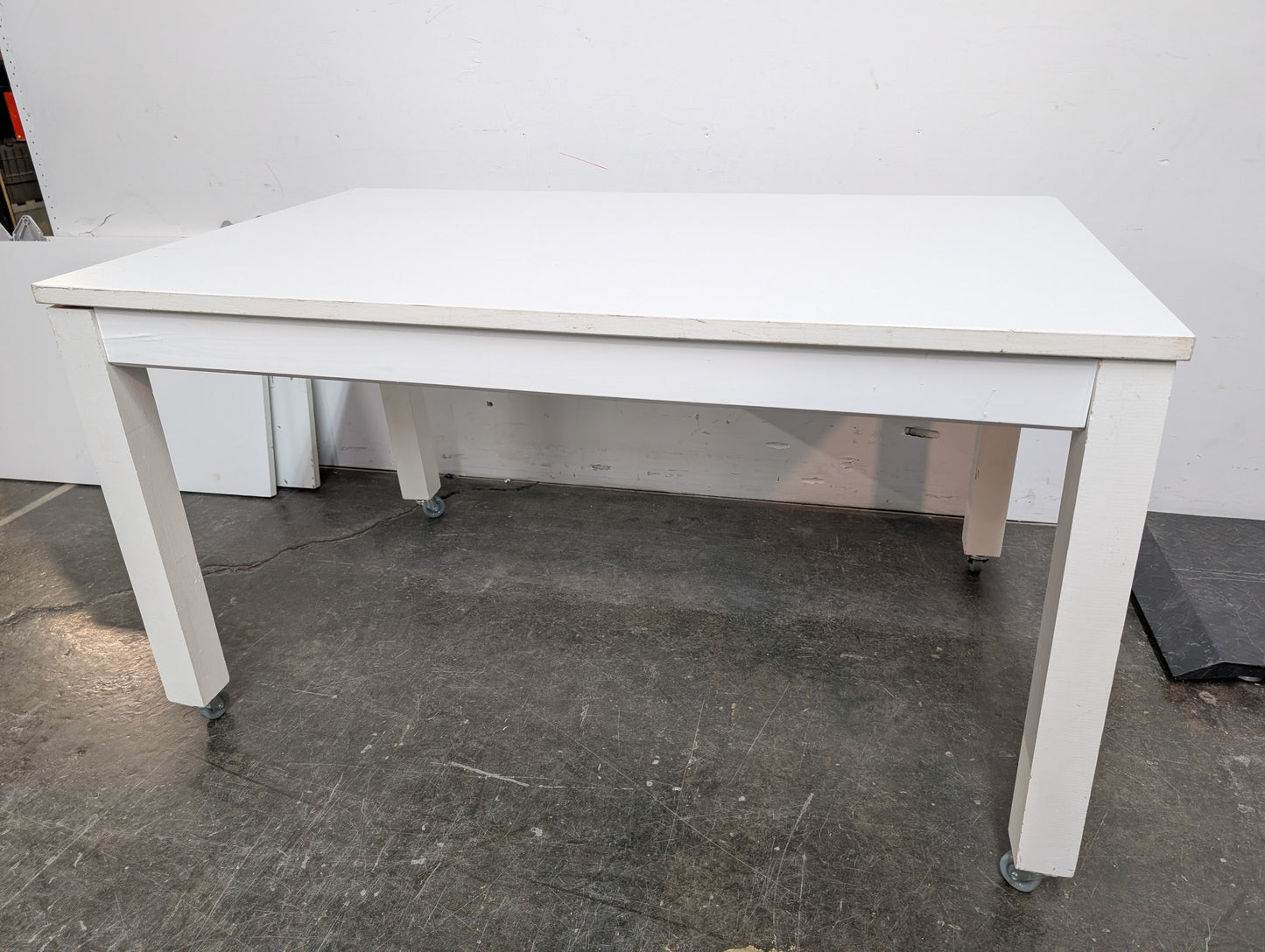 Table blanche sur roues