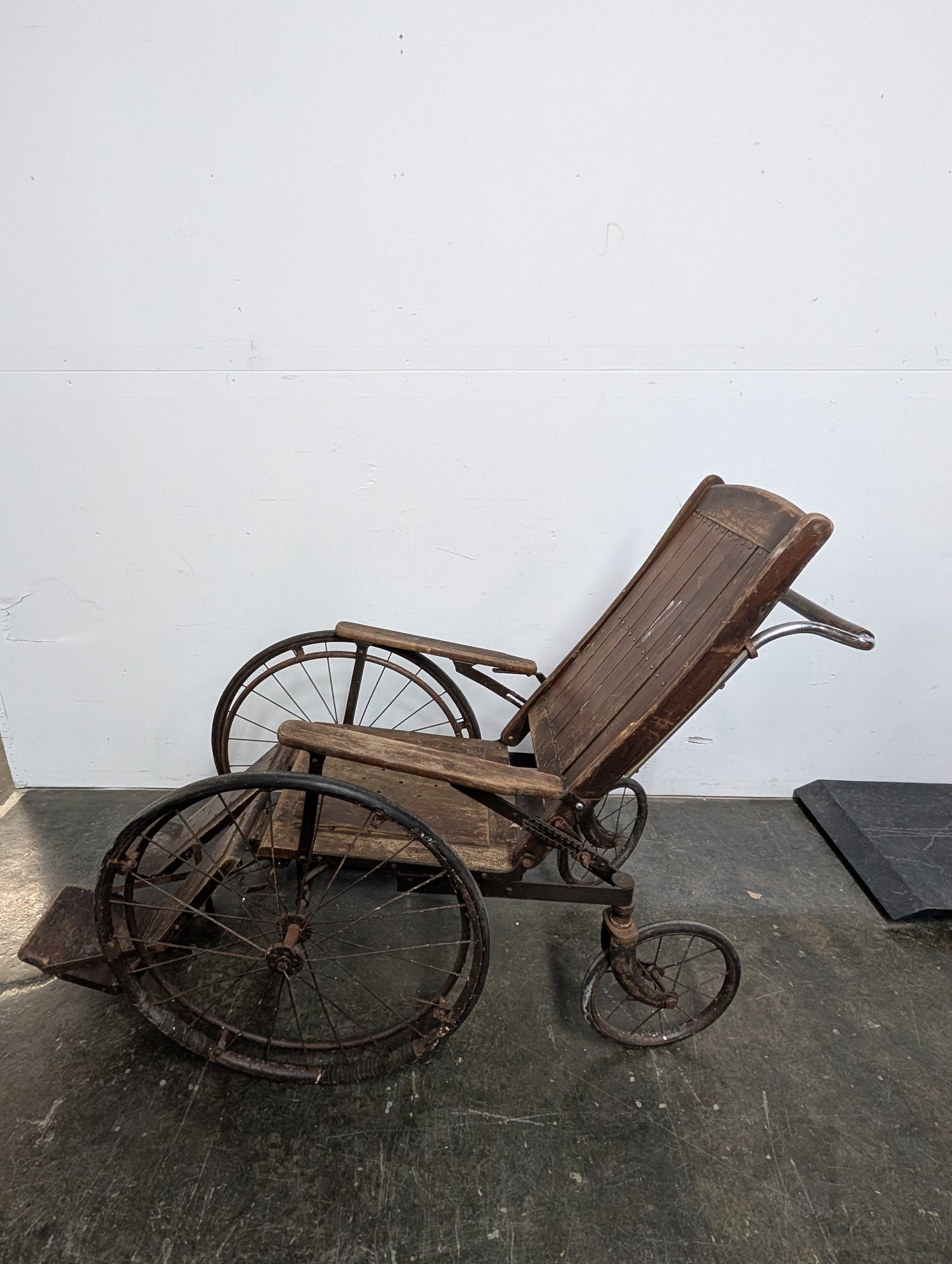 Chaise roulante antique