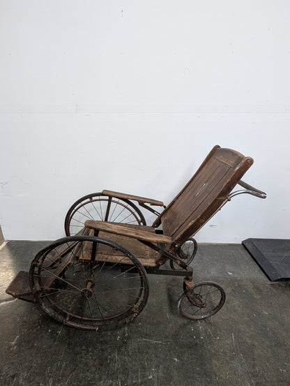 Chaise roulante antique