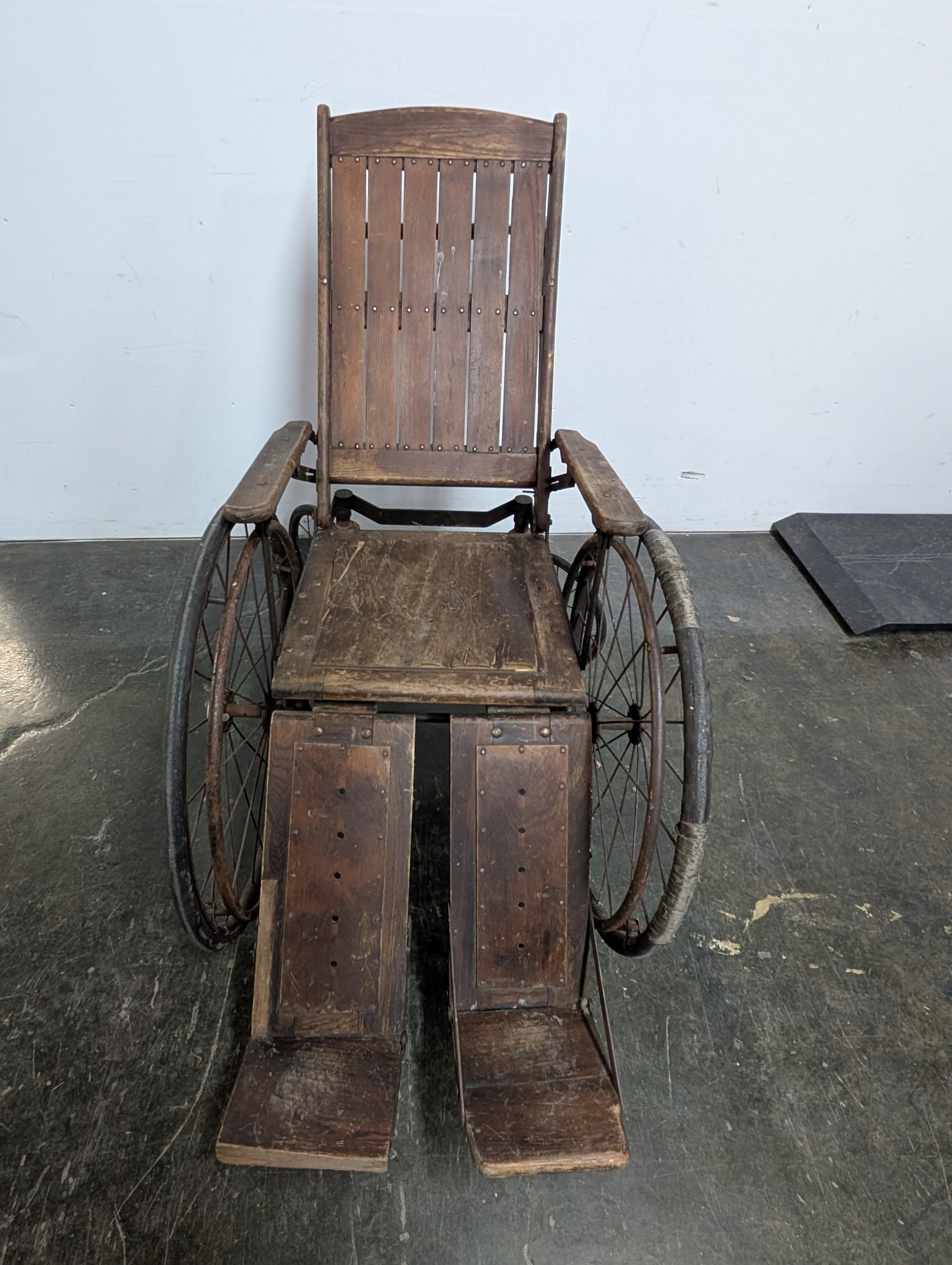 Chaise roulante antique