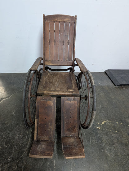 Chaise roulante antique
