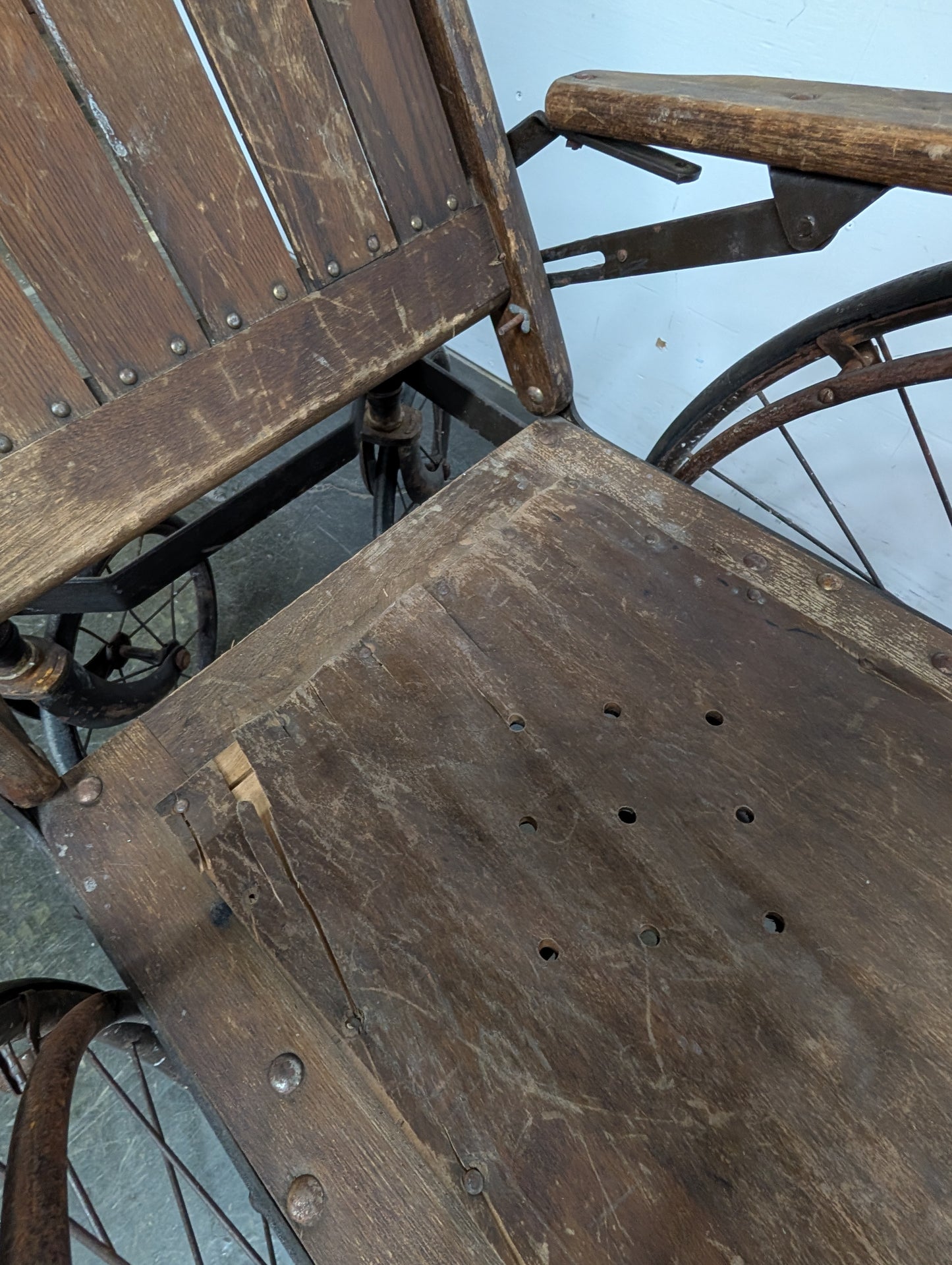 Chaise roulante antique