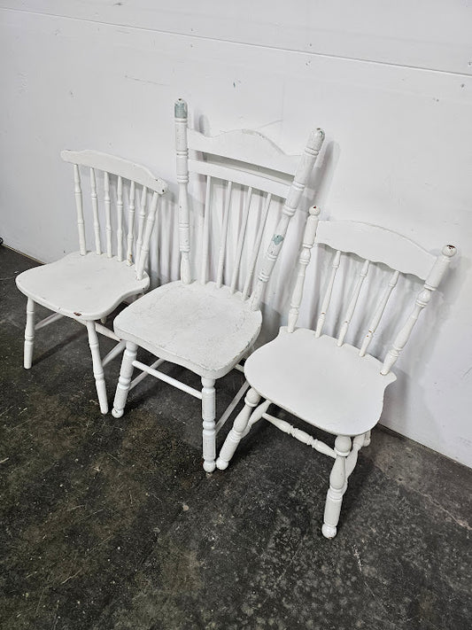 Chaises blanches en bois