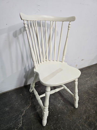 Chaise blanche en bois