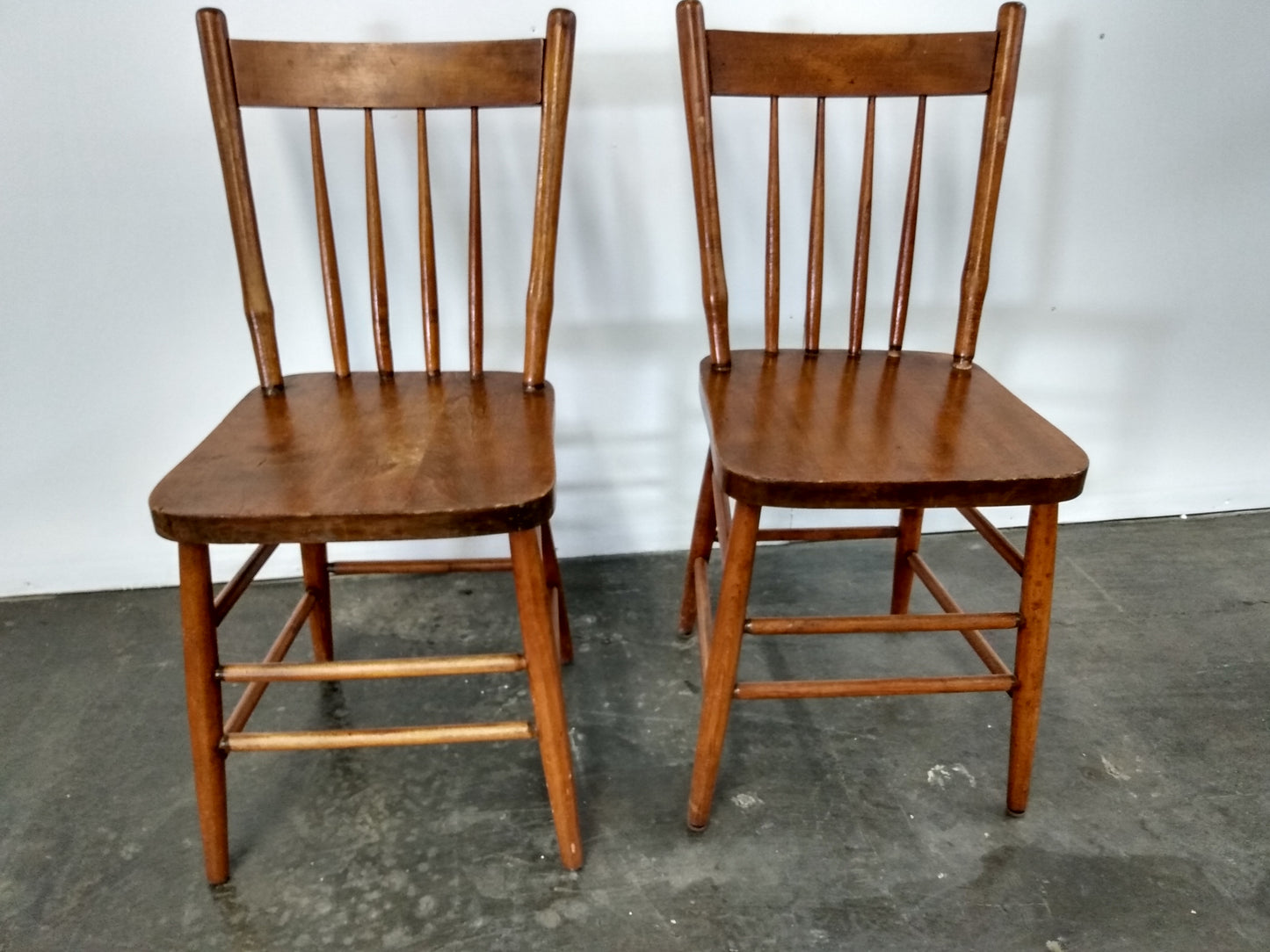 Petites chaises en bois